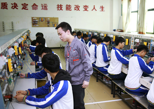 技巧训练等而现代生计教育则强调将专业学习与职业开展深度交融 技巧训练等而现代生计教育则强调将专业学习与职业开展深度交融